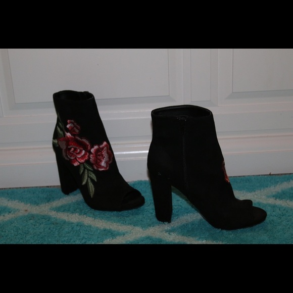 Beautiful Rose embroidered heels - Picture 3 of 4